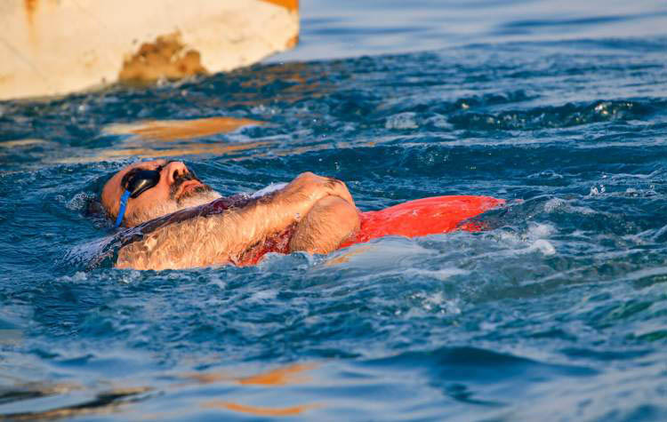 شناگران جانباز جلوه های ایثار را در خلیج فارس به نمایش گذاشتند