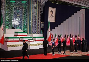 مسؤولون وضيوف أجانب يؤدون واجب العزاء والوداع للجثمان الطاهر للإمام الشهيد (رض)