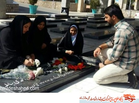 پسر شهید از 14 ماه اسارت پدر میگوید پسر شهید از 14 ماه اسارت پدر میگوید