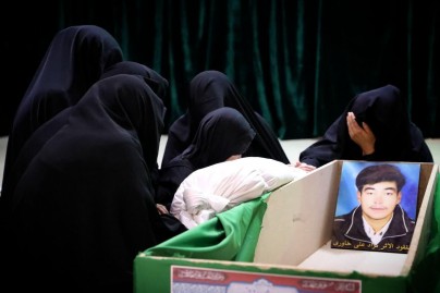وداع خانواده با پیکر شهید خاوری در معراج الشهدا وداع خانواده با پیکر شهید خاوری در معراج الشهدا