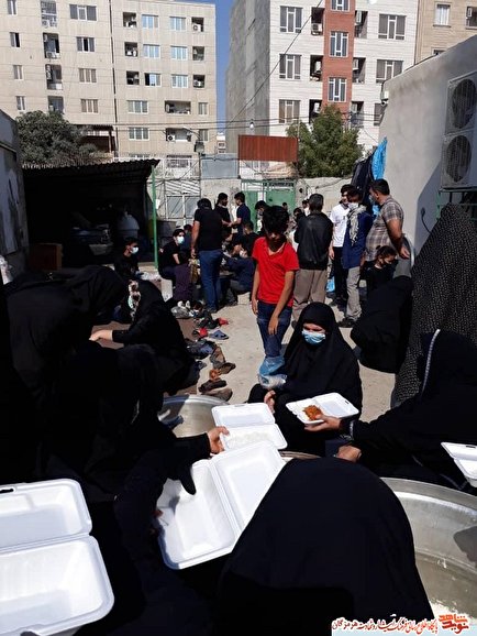 فیلم /پخت و توزیع  2000هزار پرس غذای گرم  میان نیازمندان در حسینیه شهید 