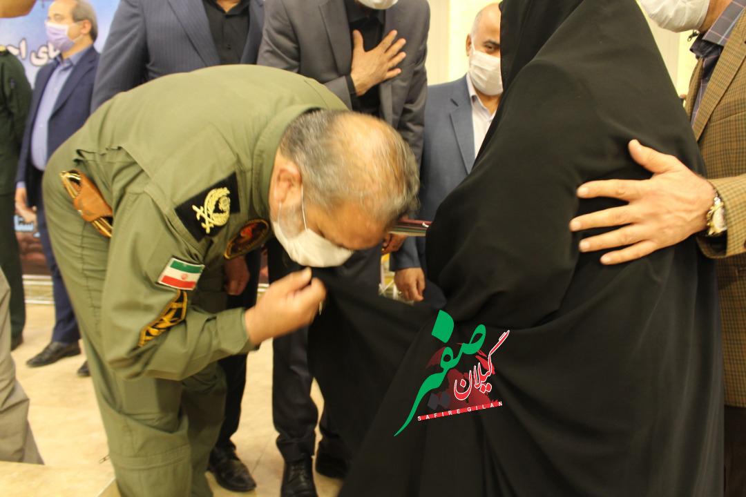 بوسه فرمانده هوانیروز ارتش بر چادر مادر شهیدان امام پناهی+ عکس بوسه فرمانده هوانیروز ارتش بر چادر مادر شهیدان امام پناهی+ عکس