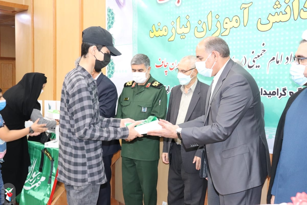 اهداء ۱۵۰۰ دستگاه تبلت به دانش آموزان نیازمند ایلامی