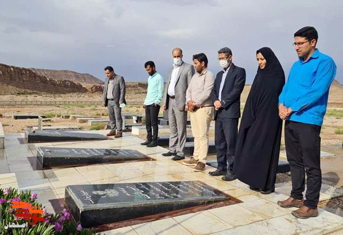 فرماندار خوروبیابانک به شهدای روستای هفتومان ادای احترام کرد