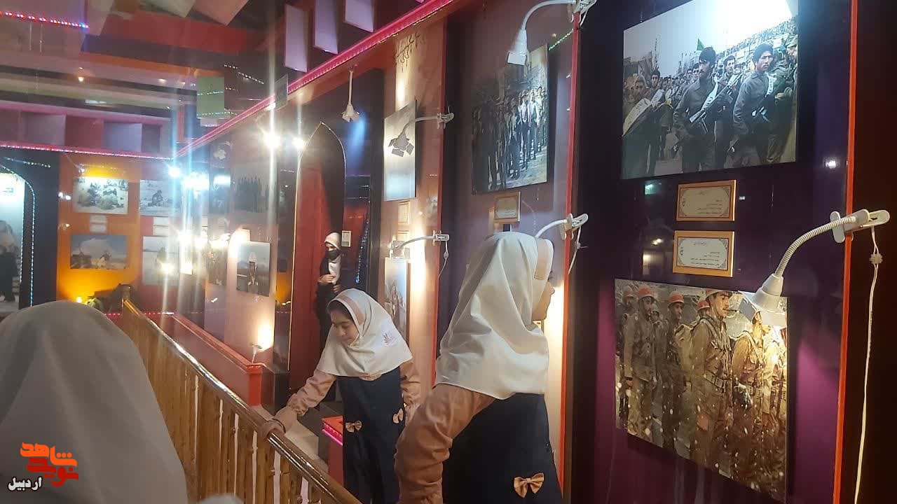 بازدید دانش‌آموزان دبستان فرهیختگان از موزه شهدای اردبیل+عکس