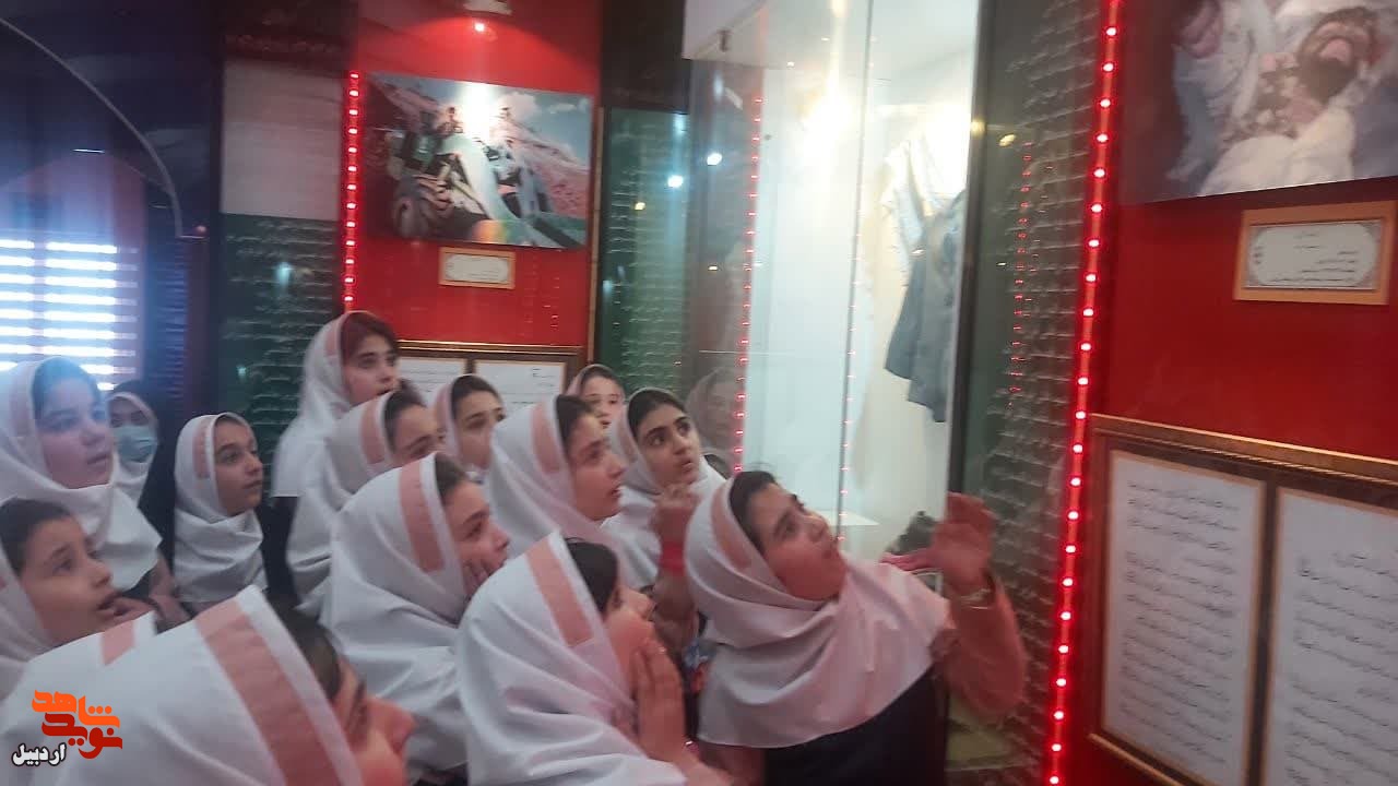 بازدید دانش‌آموزان دبستان فرهیختگان از موزه شهدای اردبیل+عکس