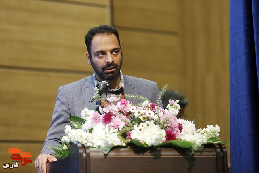 قرائت بیانیه هیئت داوران در هشتمین کنگره بین‌المللی شعر ایثار