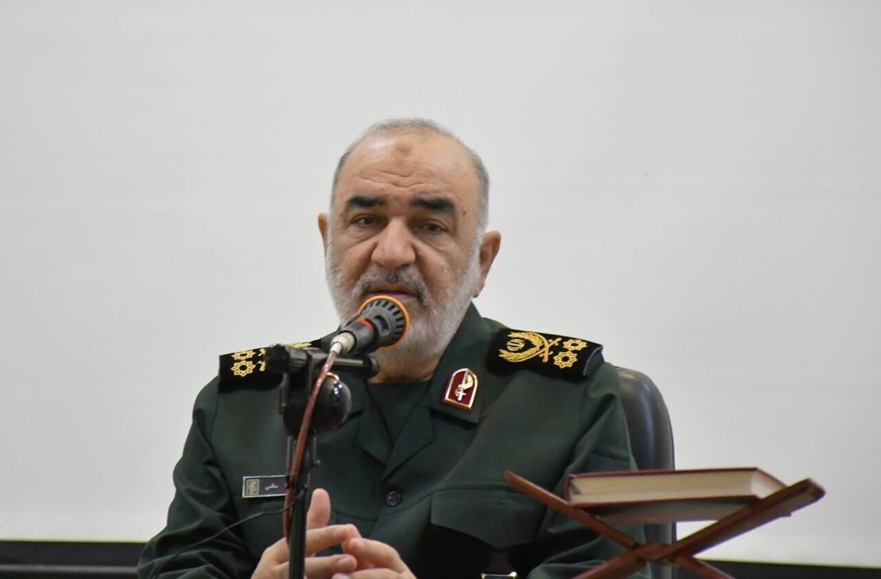 سرلشکر سلامی: سرزمین ما پر از قهرمانهای واقعی است/ اتفاقات سوریه یک درس تلخ است سرلشکر سلامی: سرزمین ما پر از قهرمانهای واقعی است/ اتفاقات سوریه یک درس تلخ است