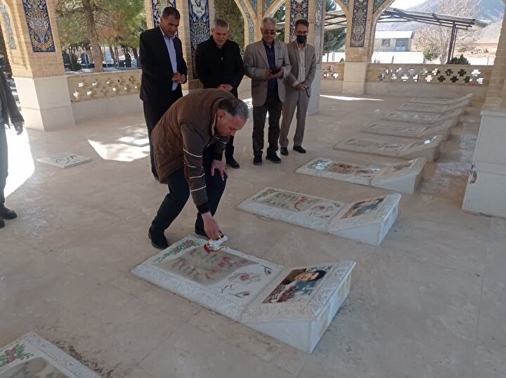 سنگ جدید مزار شهید غریب در اسارت «هوشنگ هوشیار» در پاسارگاد رونمایی شد