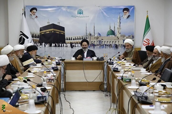 نشست نماینده ولی‌فقیه در امور حج و زیارت با نمایندگان بیوت مراجع عظام تقلید با موضوع «زینت و لباس احرام بانوان»