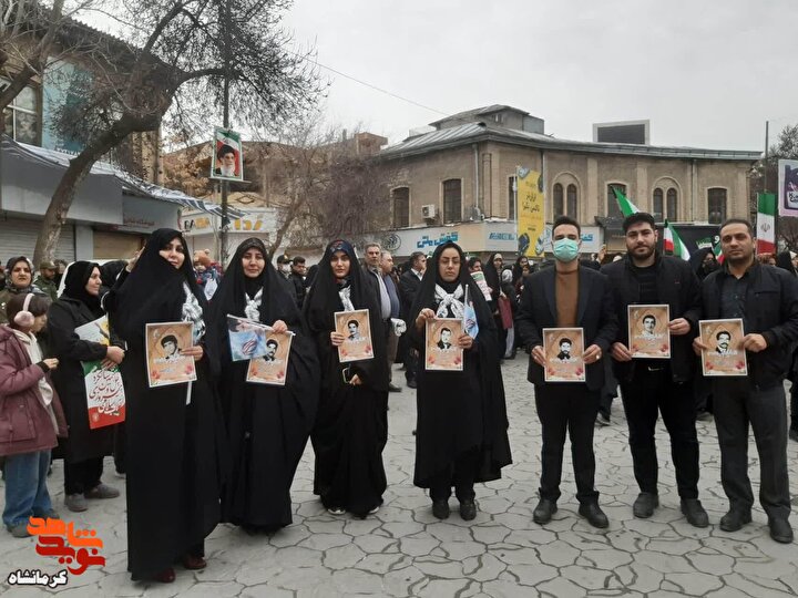جلوه ایثار در ۲۲ بهمن درخشید| تصاویر شهدای غریب در اسارت در دستان خانواده‌های شهدا
