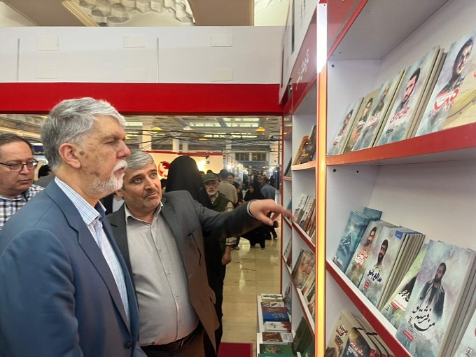 بازدید وزیر فرهنگ و ارشاد اسلامی از غرفه نشر شاهد در نمایشگاه کتاب