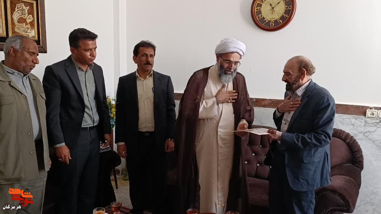 تجلیل از خانواده سه شهید بمباران باختران در منزل سیدعباس حسینی دوکشکانی
