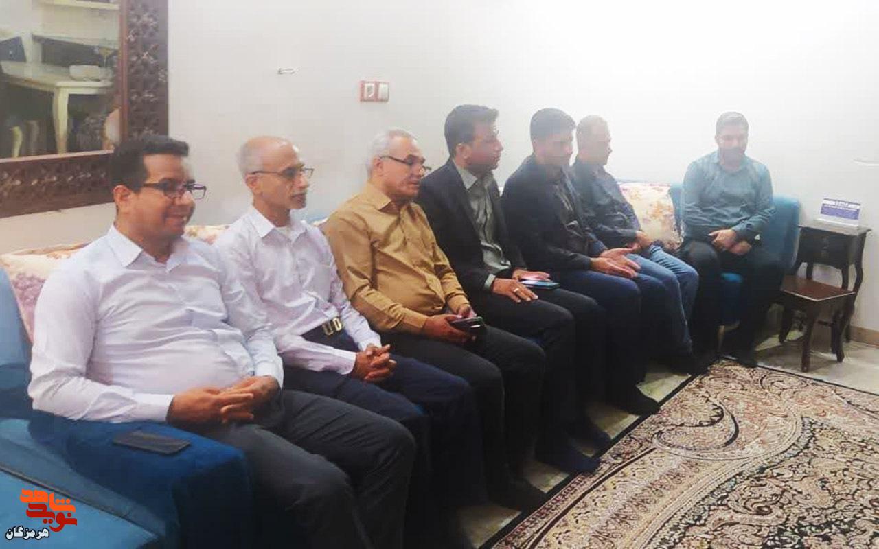 تجلیل از خانواده جانباز و آزاده متوفی «عبدالله مبارک‌زاده» در شهرستان قشم