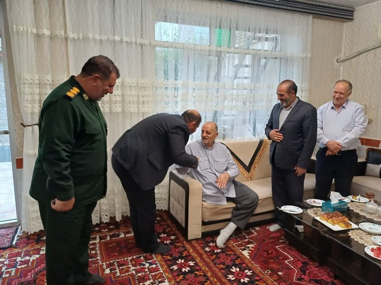 دیدار مسئولین سلماس با خانواده  جانبازان محسن جعفری و محمدحسین محمودی