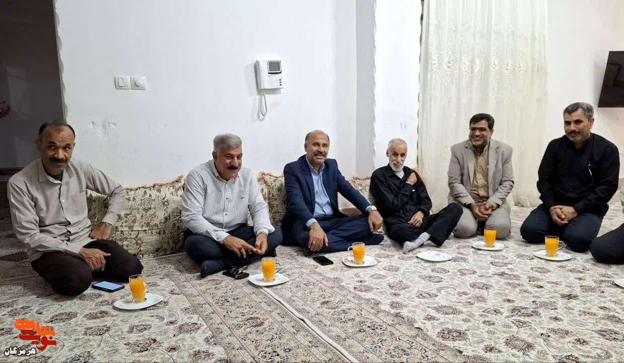دیدار مسئولین با جانباز سرافراز شیمیایی ۷۰ درصد شهرستان رودان
