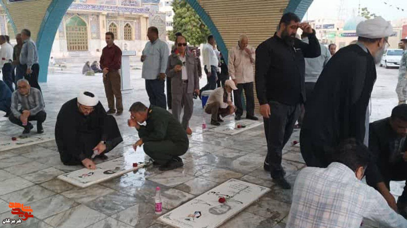 مزار شهدای قشم به مناسبت سالروز اولین نماز جمعه، گلباران شد