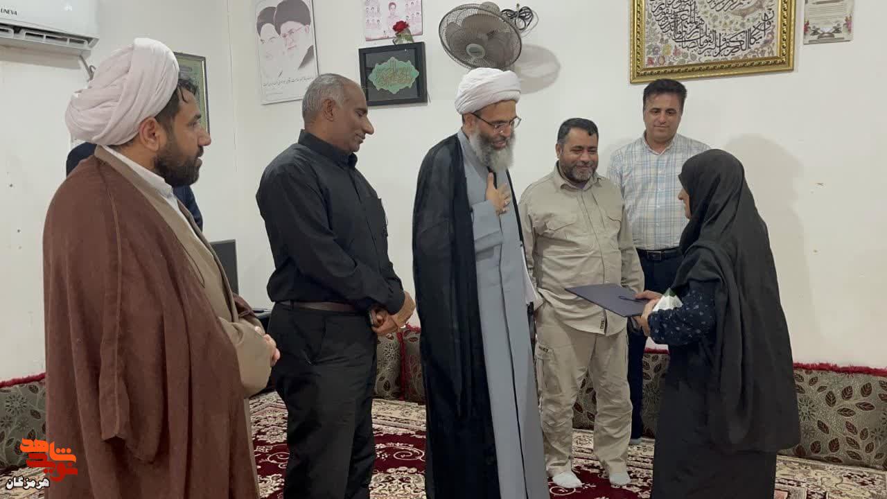 دیدار مسئولان شهرستان قشم با خانواده شهید حسن ذاکری قشمی