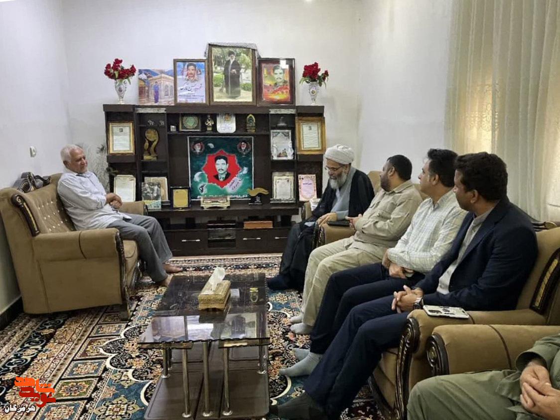 دیدار مسئولان شهرستان قشم با خانواده شهید «حسین تارک»