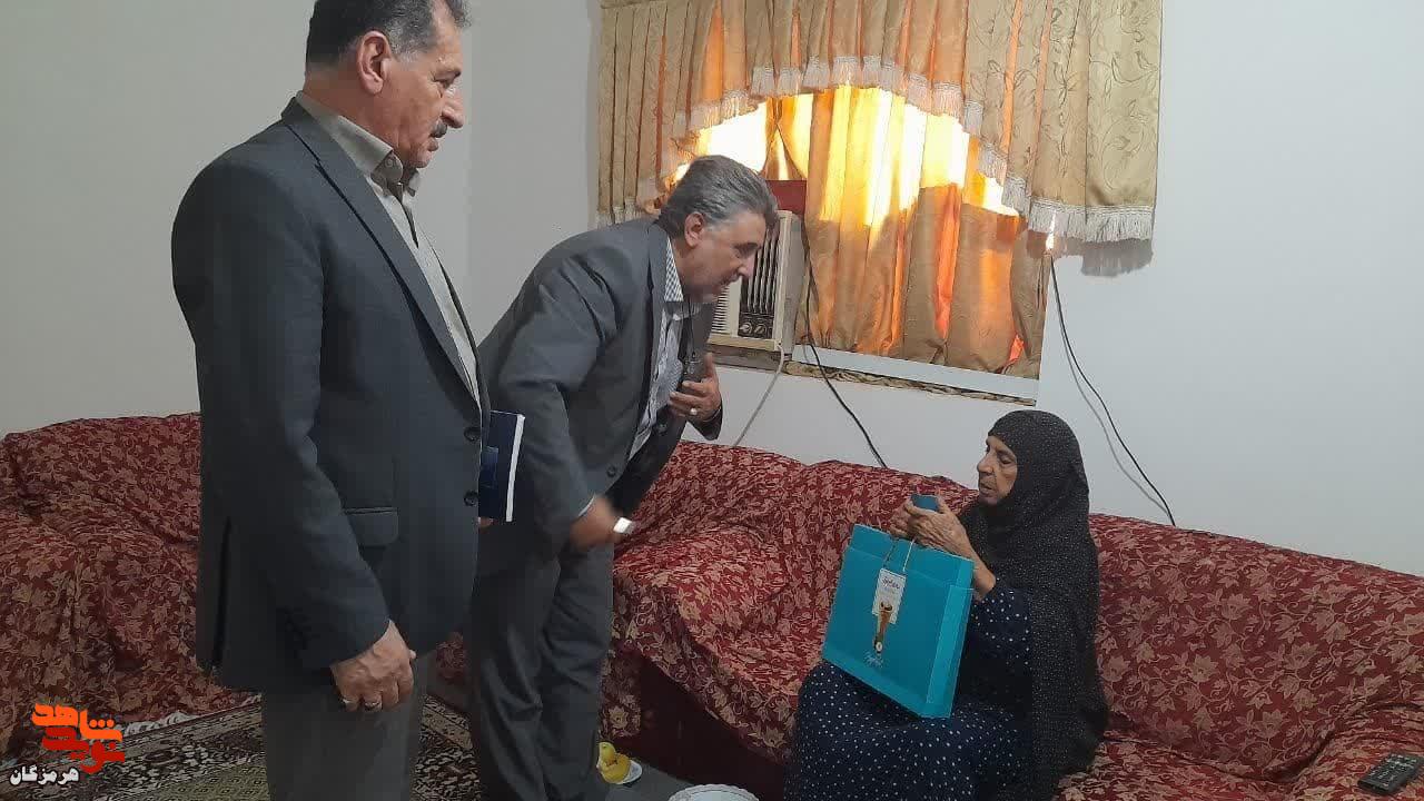 دیدار مسئولان بیمه دی و بنیاد شهید با هفت خانواده‌ ایثارگر بندرعباس