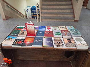 تصاویر/ نمایشگاه کتاب «ایثار و شهادت» به مناسبت هفته دولت