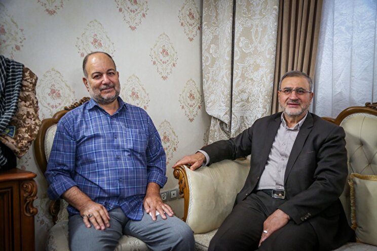 عکس/ دیدار معاون فرهنگی و آموزشی بنیاد شهید و امور ایثارگران با خانواده شهید «ابراهیم کاشی»