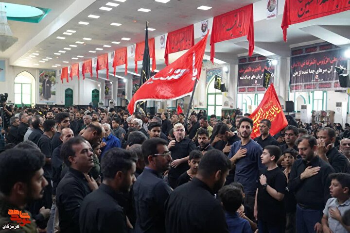 مراسم عزاداری روز عاشورا در گلزار شهدای بندرعباس برگزار شد