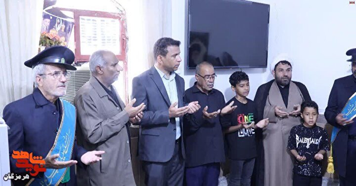 دیدار خادمان مسجد جمکران با مادر شهیده زهرا جعفری