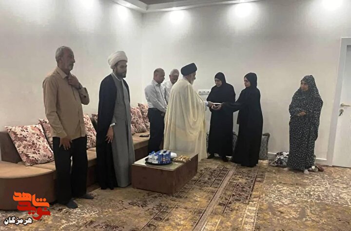 دیدار نماینده آیت‌الله سیستانی با خانواده شهید «نوح مهدوی» +تصویر