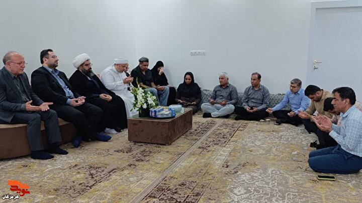 غبارروبی گلزار شهدای محله مینابی بندرلنگه و دیدار با خانواده شهید «نوح...