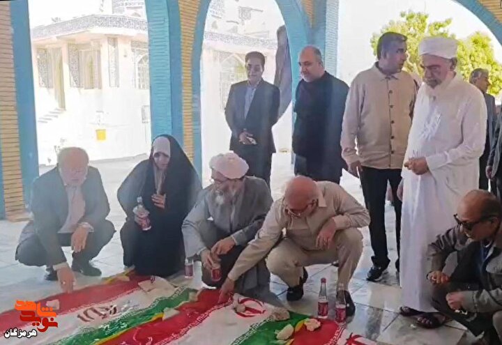 غبارروبی و عطرافشانی قبور مطهر شهدای قشم در هفته وحدت