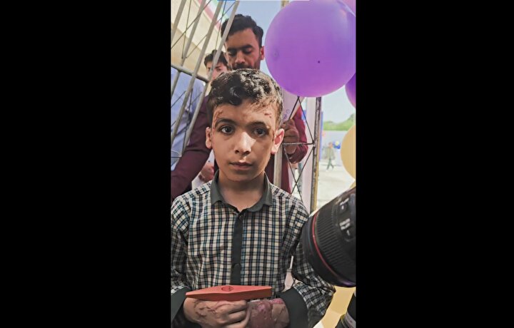 زاکانی با یک دانش آموز جانباز، زنگ شروع مدارس را زد