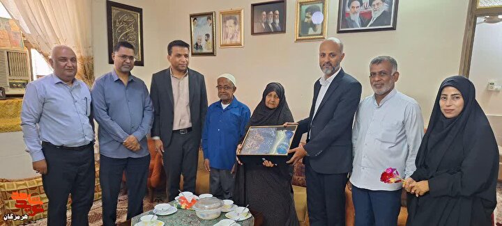 دیدار رئیس کمیته امداد شهرستان قشم با والدین شهید «محمد رضایی قشمی» +تصاویر