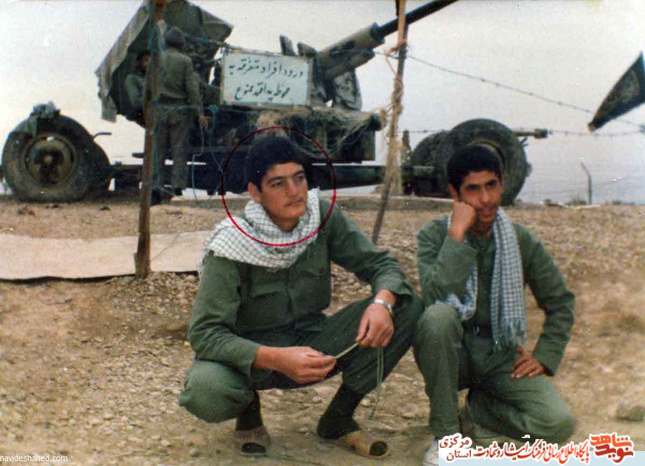 نفر سمت چپ: شهید احمد دستیجانی فراهانی