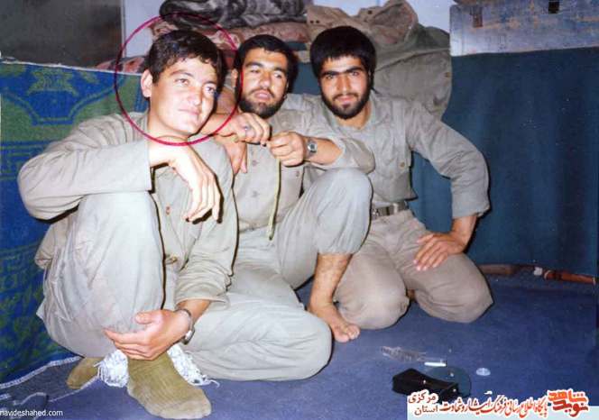 نفر سمت چپ: شهید احمد دستیجانی فراهانی