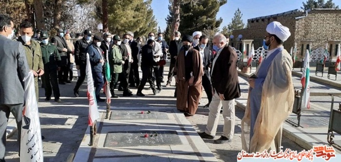 گلباران قبور مطهر شهدای شهر بسطام- دهه فجر ۹۹ 