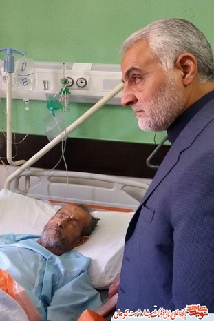 شهید سلیمانی بر بالین پدر شهیدان یزدانی