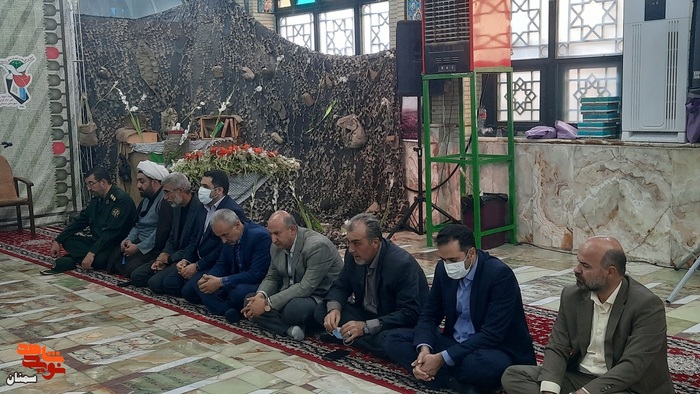 گلباران قبور مطهر شهدا به مناسبت هفته دفاع مقدس - سی و یکم شهریورماه ۱۴۰۱ گلزار شهدای امامزاده یحیی (ع)