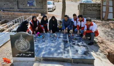 گلباران قبور مطهر شهدا به مناسبت روز جهانی هلال احمر- هفدهم اردیبهشت‌ماه ۱۴۰۲ گلزار شهدای مدافع حرم شهرستان مهدی‌شهر