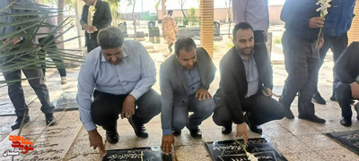 گلباران قبور مطهر شهدا به مناسبت سالروز آزادسازی خرمشهر- سوم خردادماه ۱۴۰۲ گلزار شهدای شهرستان آرادان