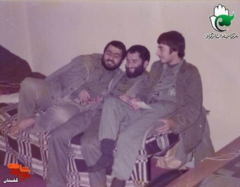 شهید «عبداله جمال لیوانی» نفر وسط