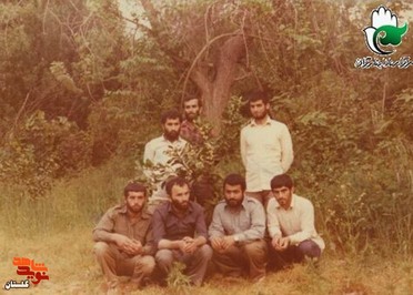 شهید «عبداله جمال لیوانی» نفر اول سمت چپ ایستاده